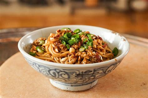  Le Dandan Mian: Un Délice Picquant aux Saveurs Enveloppantes de la Ville Ancienne de Suining!