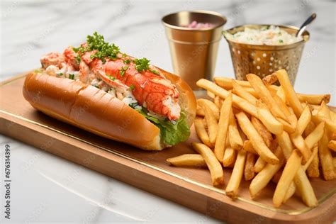  Le Lobster Roll: Un Délice Marin Fraîchement Pêché et Emballé dans un Pain Brioche Souple!