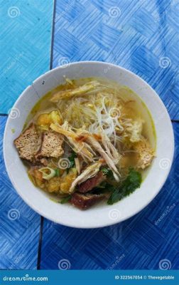   Soto Ayam: Un plat crémeux et épicé qui transporte vos papilles à Yogyakarta!