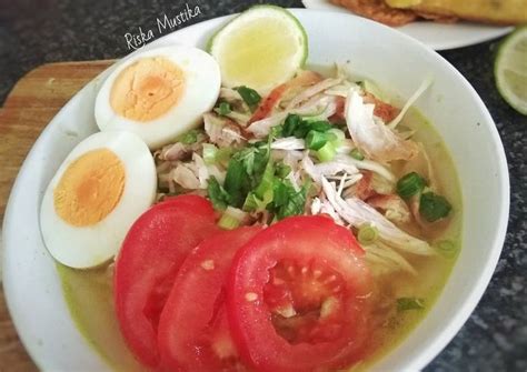 Soto Ayam Tangkar? Une symphonie épicée à base de bouillon clair et de poulet juteux!