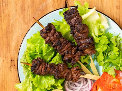  Suya: Une symphonie épicée de viande grillée à la perfection !