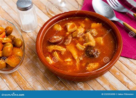  Callos à la Madrileña: Une Symphonie Savoureuse de Viande et de Légumes!