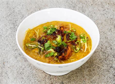 Haleem! Un Plat Reconfortant Aux Épices Chaudes et À La Texture Onctueuse.