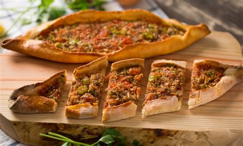  Kıymalı Pide: Une symphonie de saveurs épicées enveloppée dans une douce croûte au sésame !