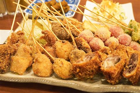  Kushikatsu : Un voyage croustillant à travers les saveurs épicées de Osaka !