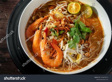  Laksa Sarawak: Un plat épicé aux saveurs malaisiennes et une explosion de textures en bouche!